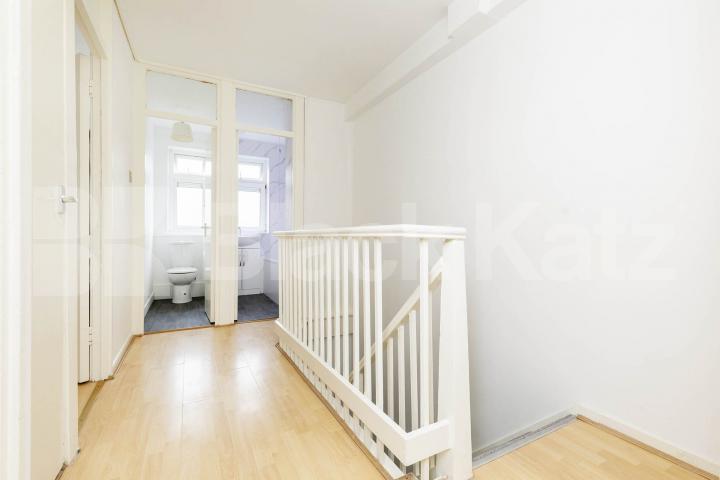 			NEW INSTRUCTION!, 4 Bedroom, 1 bath, 1 reception Flat			 Hilldrop Road, Tufnell Park